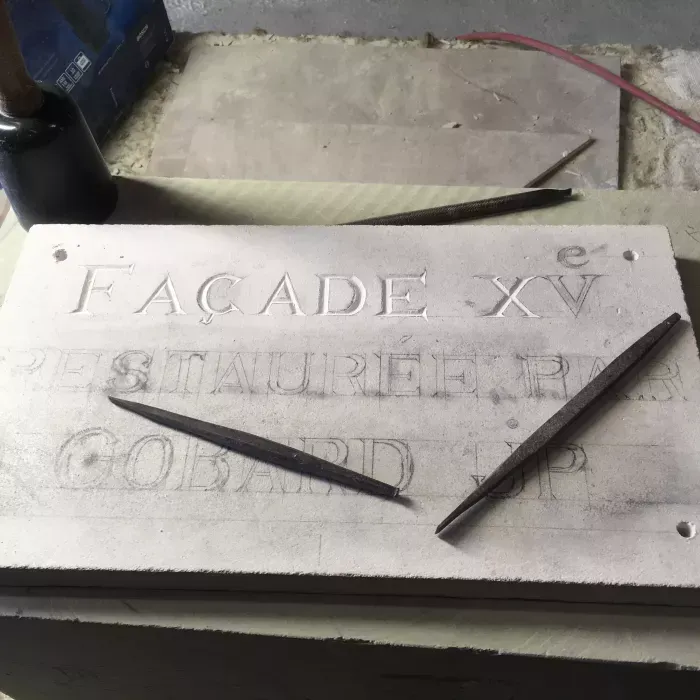 gravure sur pierre artisan
